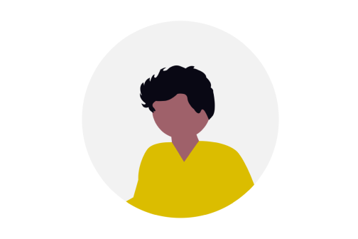 Eine Frau im gelben Pullover hat eine Kamera in der Hand